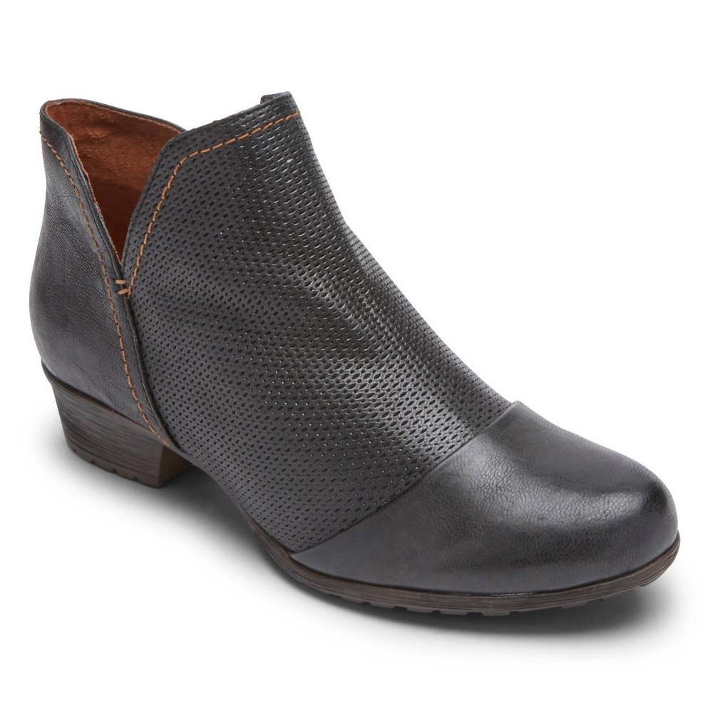 Women’s Gratasha V-Cut Boots In Black