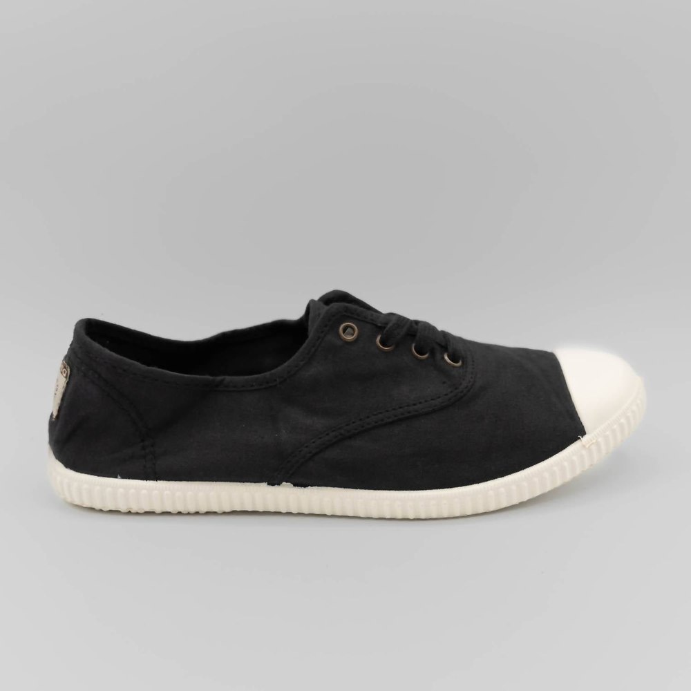 Women’s Inglesa Tintada Puntera Sneaker In Negro