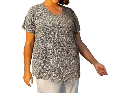 Side Printed Tyler Flair Short Sleeve Top – Plus Size In Black Geo Knots