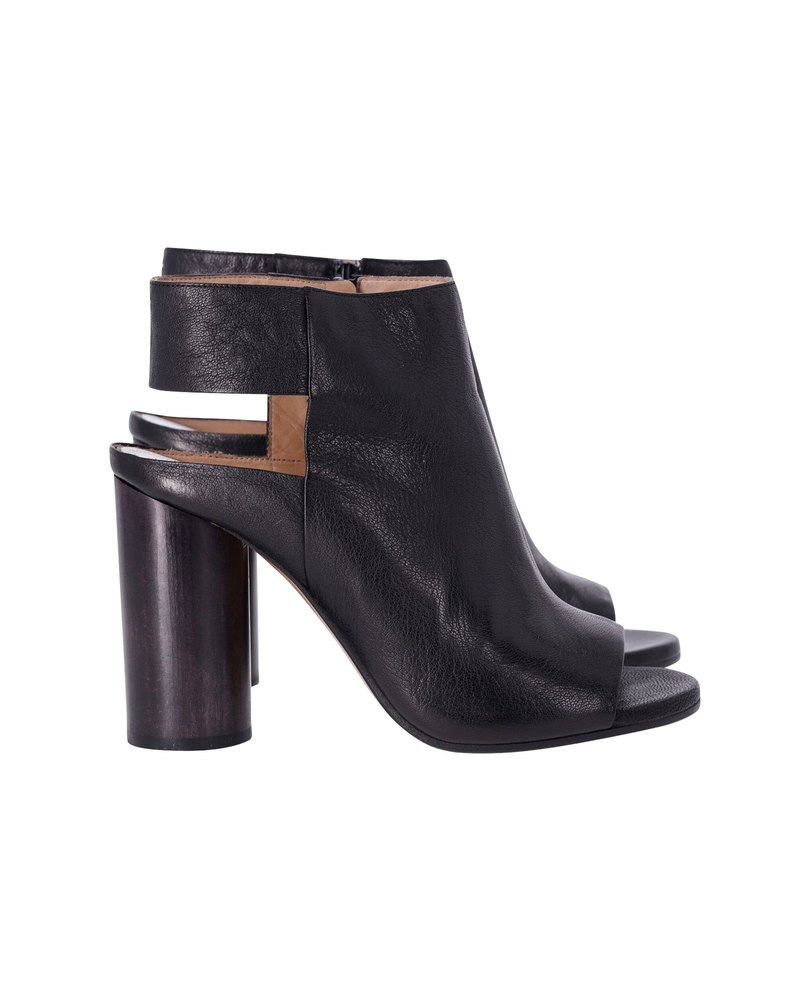 Maison Margiela Cut-out Leather Ankle Boots In Black Leather 7766665789500